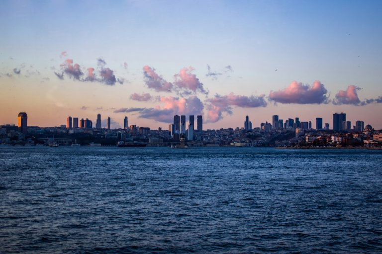 İstanbul şehir silüeti ve Boğaz manzarası